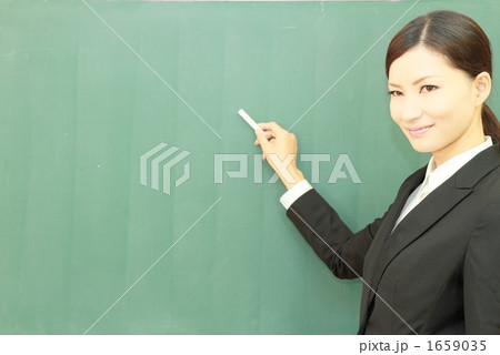 黒板を指す教師 1659035