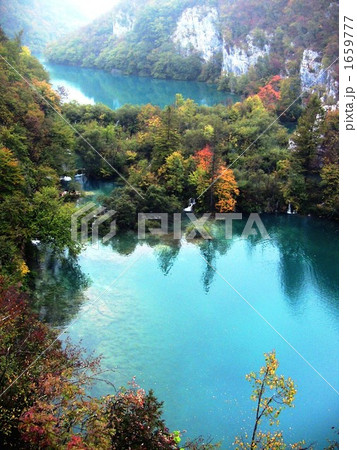 クロアチア　世界遺産　秋の紅葉のプリトヴィッツェ湖群国立公園 1659777
