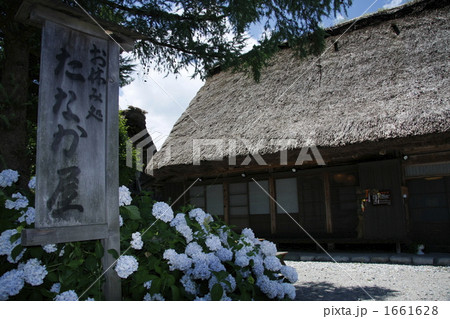 世界遺産の合掌造り集落 1661628