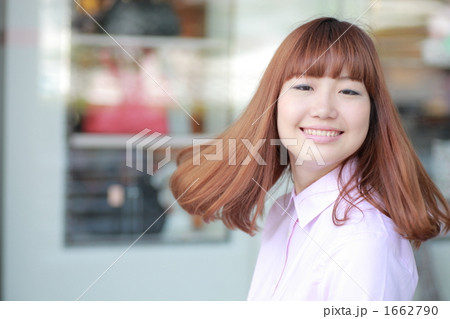若い女性 街にて 1662790