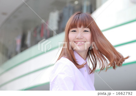 若い女性 街にて 1662792