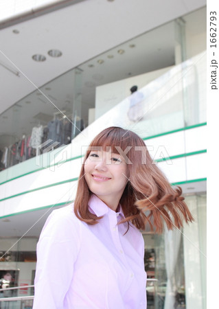 若い女性 街にて 若い女性 街にて 1662793