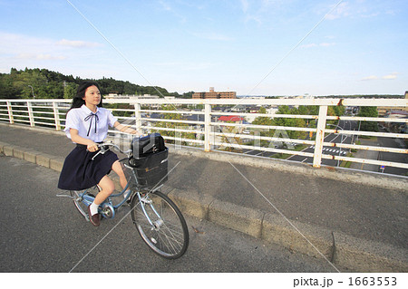 自転車で疾走する女子校生の写真素材 [1663553] - PIXTA