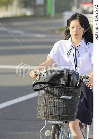 自転車通学の女子校生 1663572