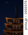 ライトアップされた月夜の浅草寺五重塔 1666976