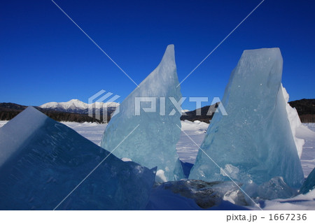 青い氷とニペソツ山 1667236