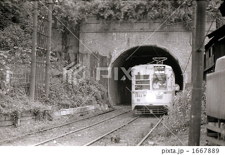 トンネルを抜けてきた横浜市電 昭和45年 1667889
