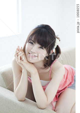 ソファでくつろぐ若い女性 1668055