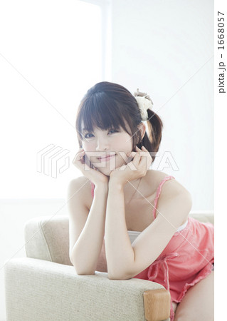 ソファでくつろぐ若い女性 ソファでくつろぐ若い女性 1668057