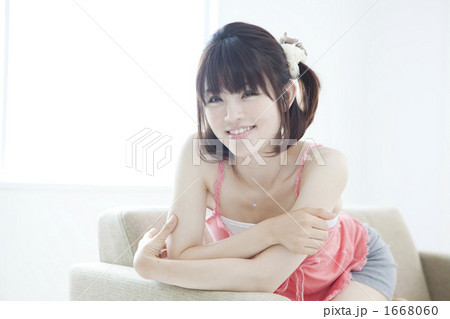 ソファでくつろぐ若い女性 ソファでくつろぐ若い女性 1668060