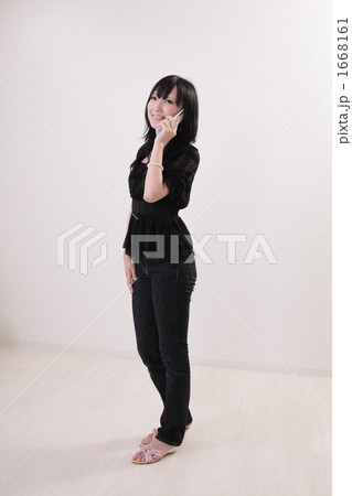 女性と携帯電話 女性と携帯電話 1668161