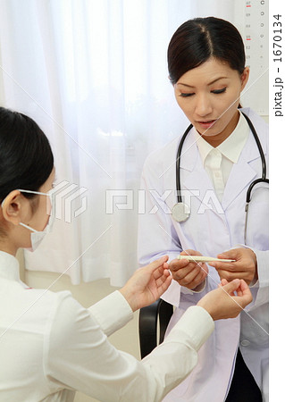 体温を測る女性 1670134