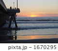 夕焼け　海　太陽　一人 1670295