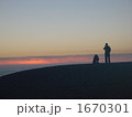 夕焼け　親子　子供　母親　海岸　海　カリフォルニア 1670301