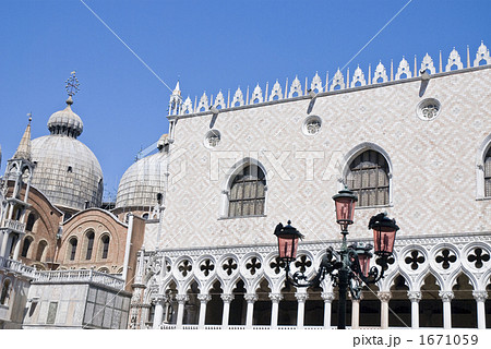 ベネチア　ドゥカーレ宮殿とサンマルコ寺院 1671059