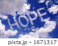 青空に浮かぶHOPEの文字 1671317