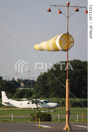 空港の風向灯と吹流し  1673161