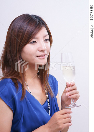 シャンパンを飲む若い女性 1677396