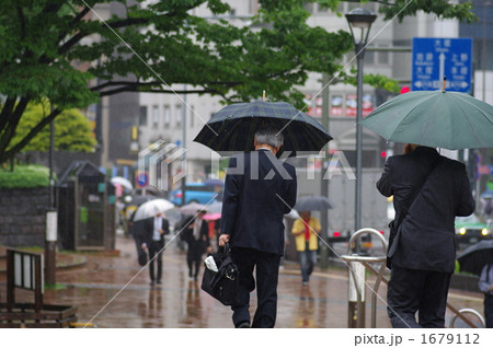 雨の日の通勤風景の写真素材