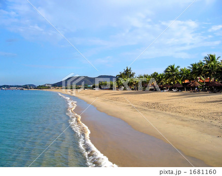 ベトナムの高級リゾート　ニャチャンのビーチの夕暮れ 1681160