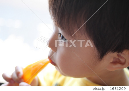 男の子の横顔 優しい雰囲気での写真素材