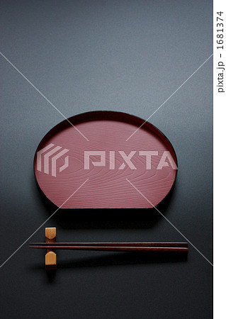 お盆と箸／和食イメージ 1681374