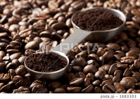 コーヒー豆と計量スプーン コーヒー豆と計量スプーン 1683303