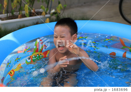 プール　水掛け 1683696