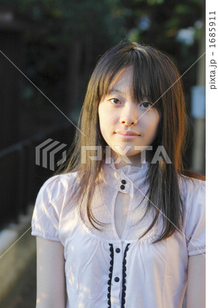 カメラに向かっておすましする女の子 カメラに向かっておすましする女の子 1685911