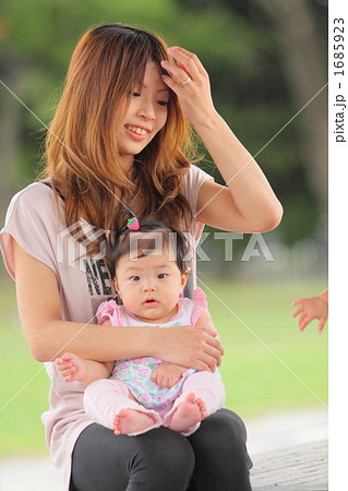 赤ちゃんを膝に乗せる若いママの写真素材 [1685923] - PIXTA