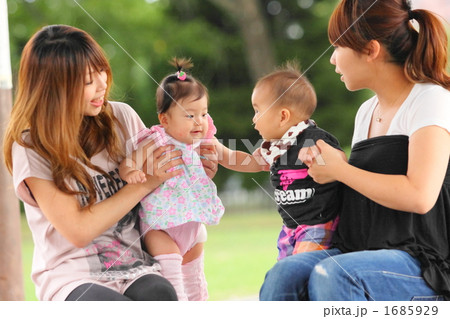 友達に手を伸ばす赤ちゃん 1685929