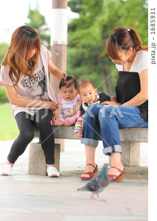 通り過ぎる鳩を見つめる赤ちゃん達 1685931