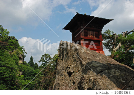 山寺散歩・百丈岩にそびえ建つ納経堂 1689868