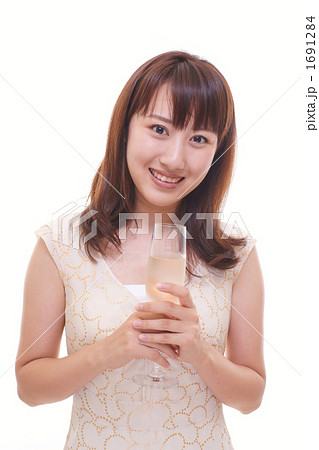 シャンパンと若い女性（モデル：吉田千絵美） 1691284
