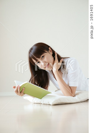 読書（モデル：吉田千絵美） 1691405