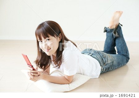 メールする女性（モデル：吉田千絵美） 1691421