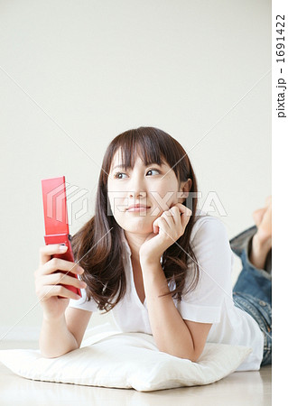 メールする女性（モデル：吉田千絵美） 1691422