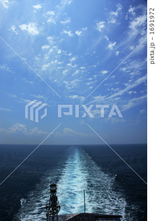 船上から見た船尾波と青空 船上から見た船尾波と青空 1691972