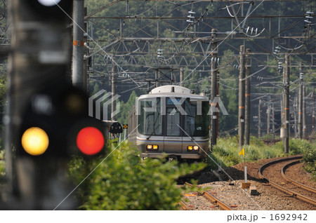 待避線から北陸本線近江塩津駅に進入する223系新快速電車 1692942