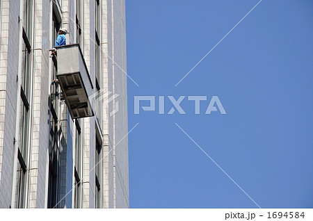 青空とビルのゴンドラ 1694584