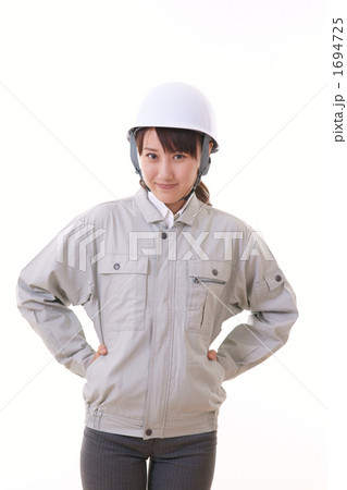 頑張る作業員（モデル：吉田千絵美） 1694725