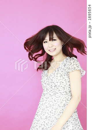 美容　ヘアメイク　女性 1695654