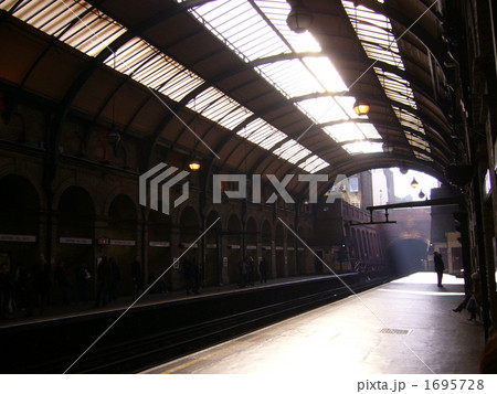 ロンドン - ノッティング・ヒル・ゲート駅の朝 ロンドン - ノッティング・ヒル・ゲート駅の朝 1695728