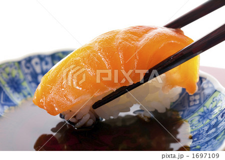 箸で摘むにぎり寿司 1697109
