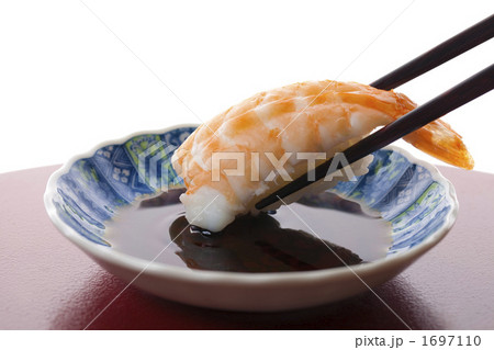 箸で摘むにぎり寿司 1697110