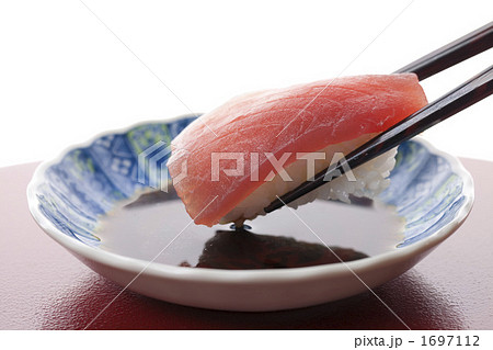 箸で摘むにぎり寿司 1697112