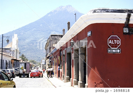 アンティグアのコロニアルシティーの街並とアグア火山 1698818