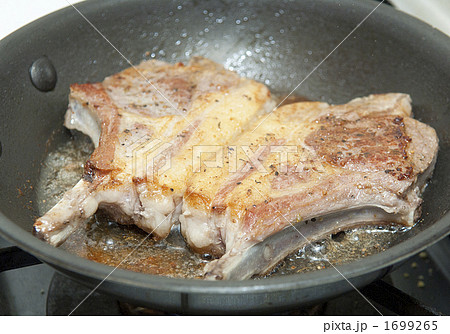 調理中のラム肉 1699265