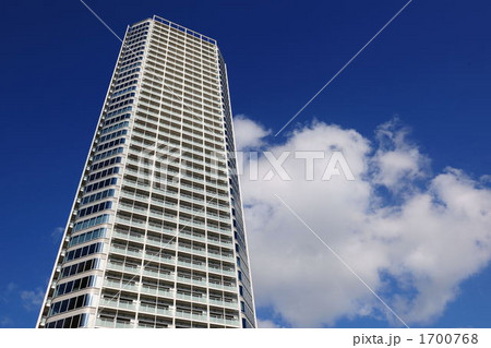 高層マンションと雲 1700768