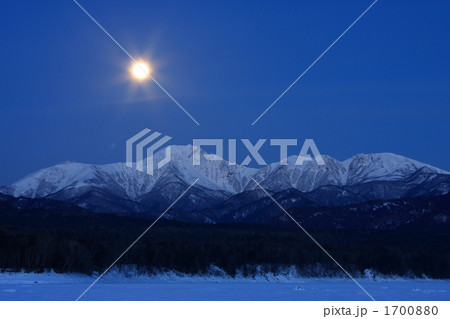 満月とニペソツ山 1700880